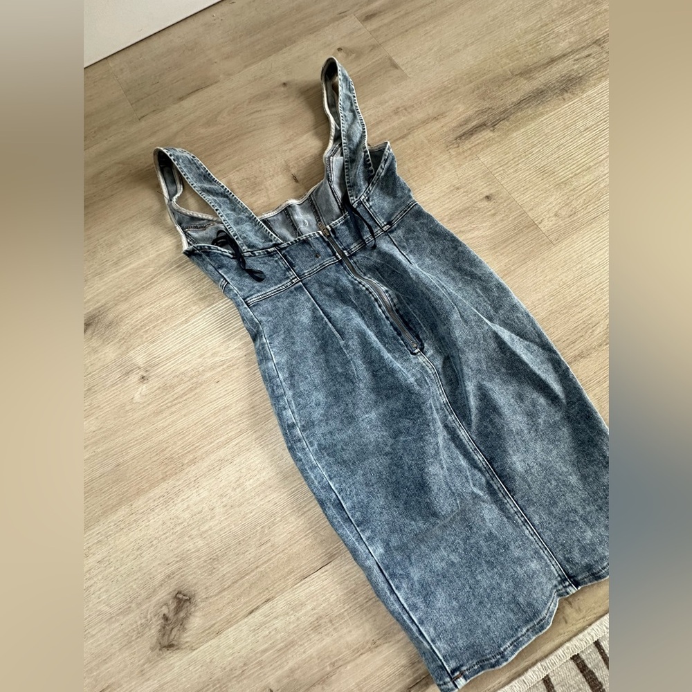 Hello Molly overall looking dress , looks barely used great for summer!